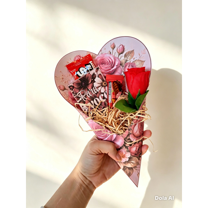 Buquê Coração Floral de Rosas com Doces